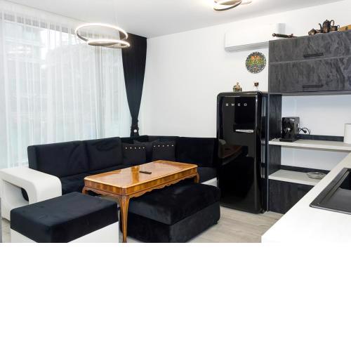 New Black & White Flat 5 Min Away From Sea Garden