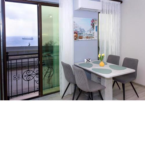 New Colorful 1BD Getaway with an Amazing Sea View