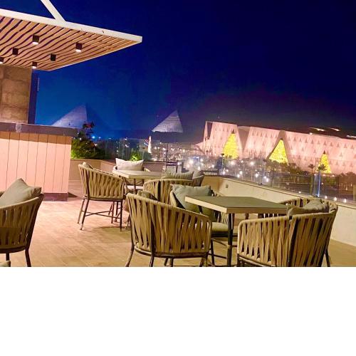 New Museum, Pyramids inn