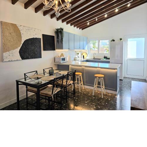 Newly renovated 2 bedroom apartment with Pool & Seaview