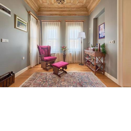 Nostalgic & Comfortable Historical Home!