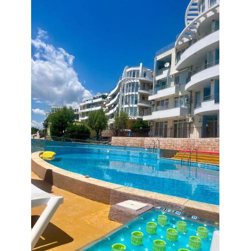 One bed apartment in sunset complex