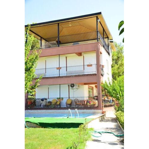 ormanın içinde geniş havuzlu triplex villa