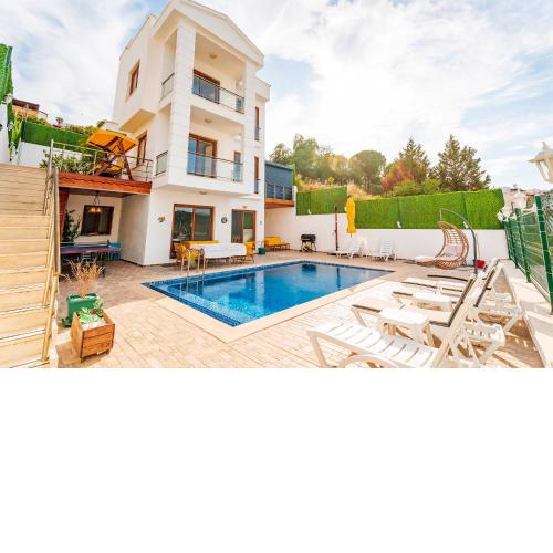 Özel Havuzlu ve Deniz Manzaralı 5 Odalı Villa