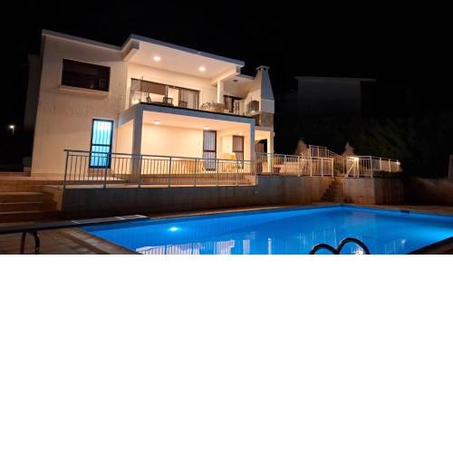 Panoramic Seacave Cottage