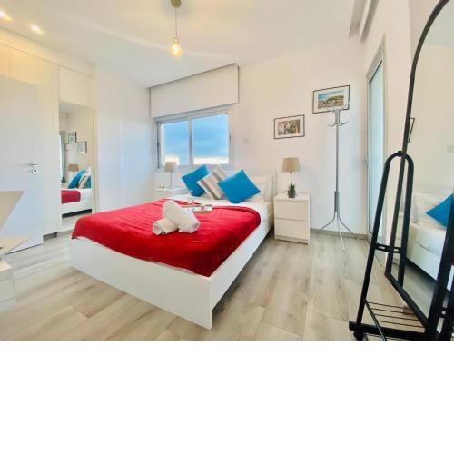 Panoramic Seaside Getaway, 2-BR Penthouse