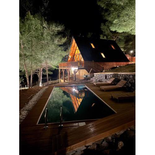 Panurlawoodenhouse özel havuz& sauna mavi