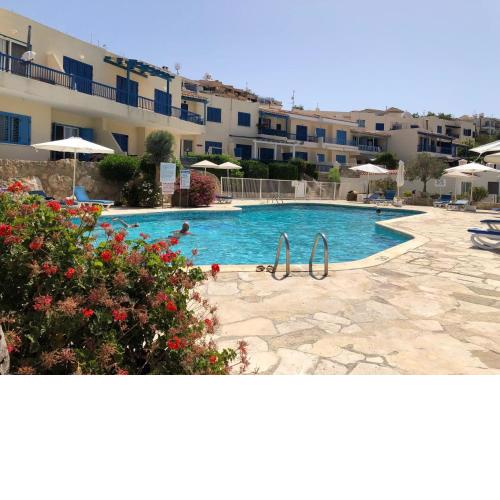 Paphos hidden gem - comfy 2 bed apt with sea views and pool