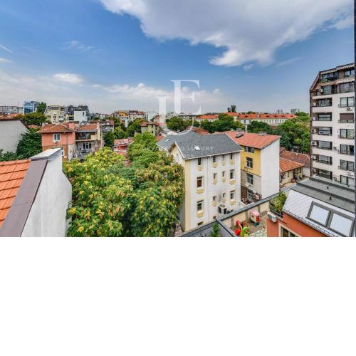 Paris A sunny 2- bedroom apartment with parking