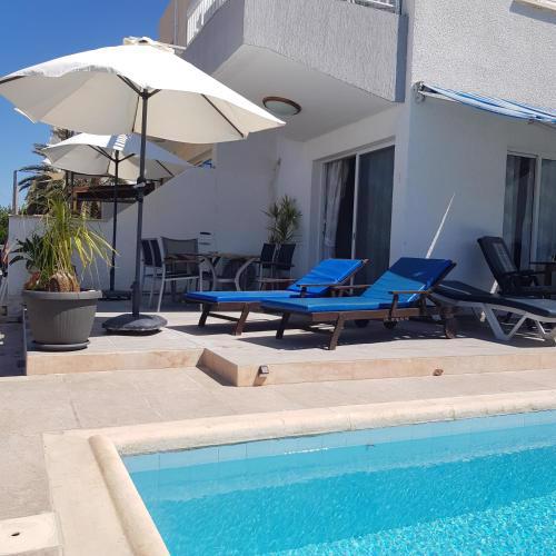 Peaceful Townhouse with private pool near the sea