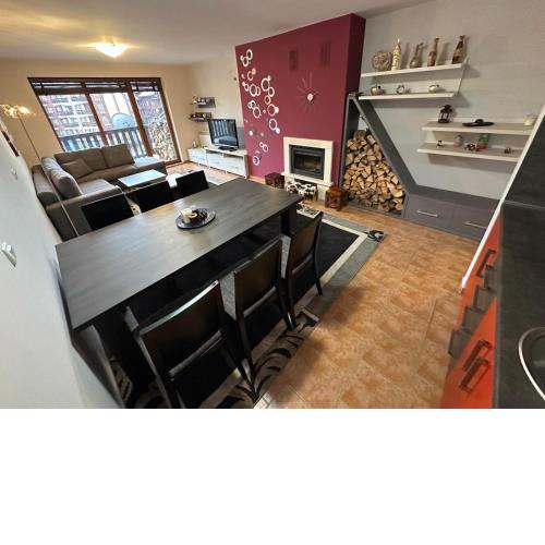 Penthouse 2 Bedroom Apartment w fireplace