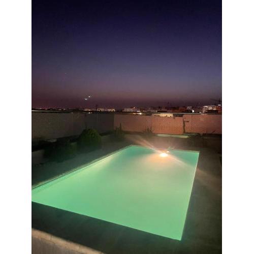 Penthouse élégant avec une piscine privative