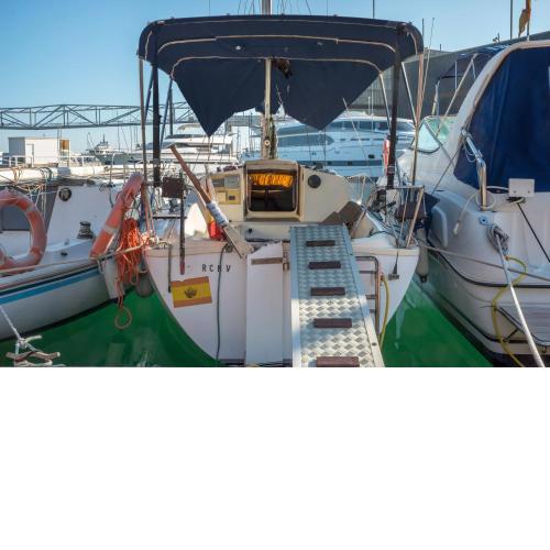 Pequeño velero en Port Forum ideal para Backpackers