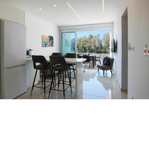 Phaedrus Living - Seaside Executive Flat Harbour 203