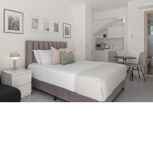 Phaedrus Living: Alkminis Seaside Suites Sand
