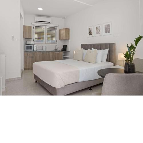 Phaedrus Living: Alkminis Seaside Suites Verano