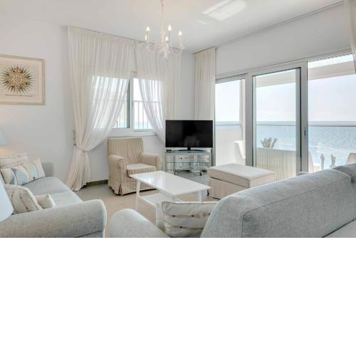 Phaedrus Living: Beach Front Flat Kyma
