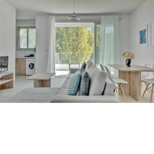 Phaedrus Living: City Center Residences Emerald