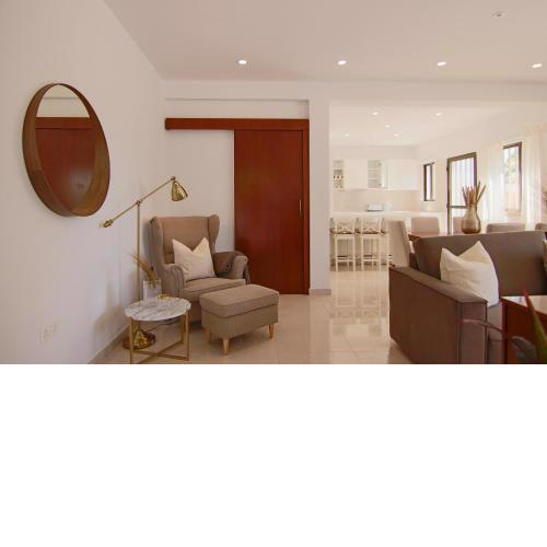 Phaedrus Living: City View Luxury Flat Androcleous