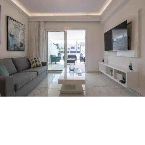 Phaedrus Living: Luxury Flat Semeli