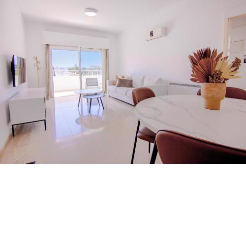 Phaedrus Living Modern City View Flat Nafi