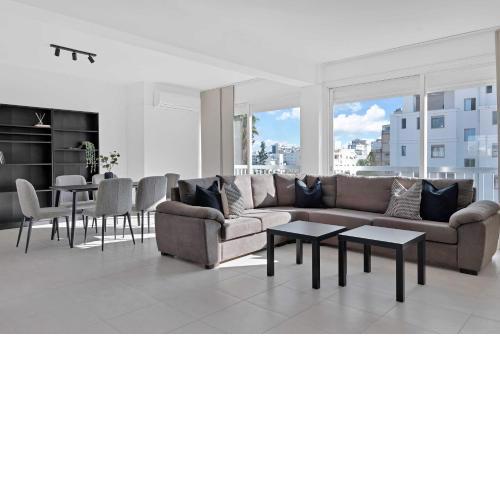 Phaedrus Living: Romanou Modern City Center Flat