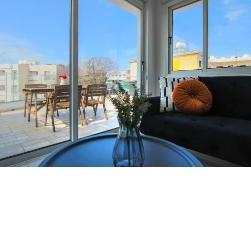 Phaedrus Living: Seaside Modern Flat Lighthouse 63