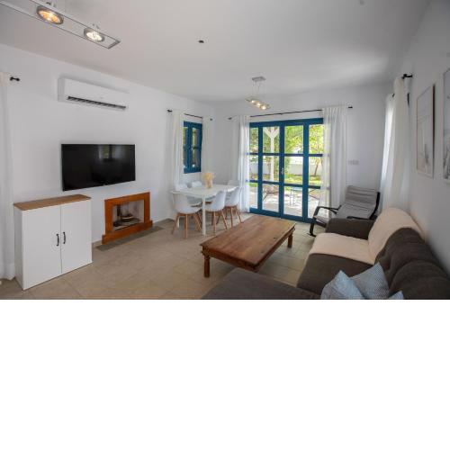 Phaedrus Living: Sky Blue Residence