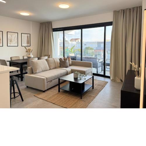 Phaedrus Living: White Hills Suites City View