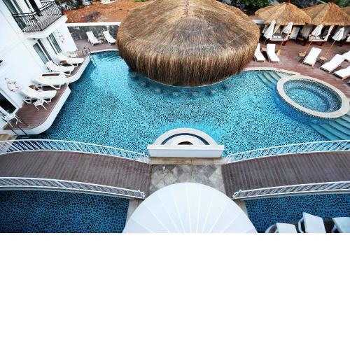 Pinehill Hotel & Suites