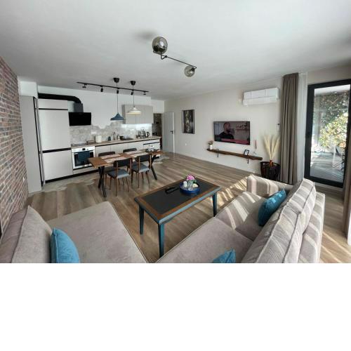 Platinum Luxury Industrial 3 Room Unit Center FreePark