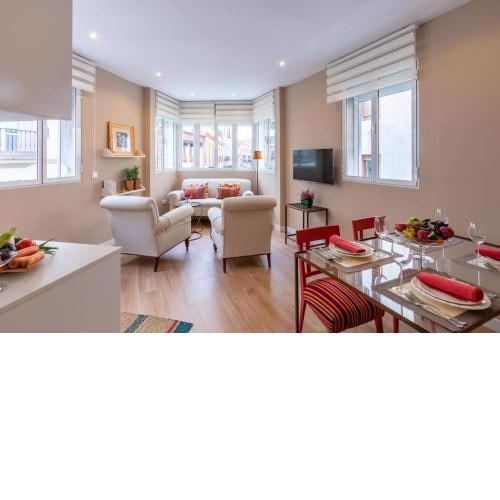 Plaza Nueva Deluxe Suite by Valcambre