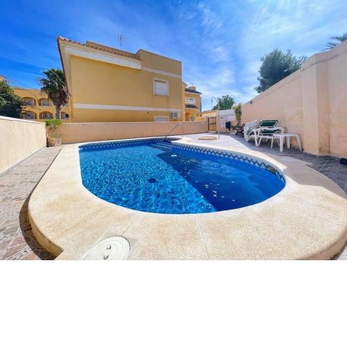 Pleasant 4 Bedroom Townhouse with Com Pool VM7