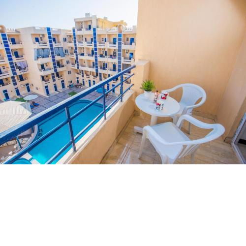 Pool View Near El Gouna With Top Floor Balcony & Kitchen - 2 x Large Pools - European Standards - Tiba Resort C34