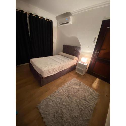 Privet room with Ac in an apartment 10 min away from Madinaty