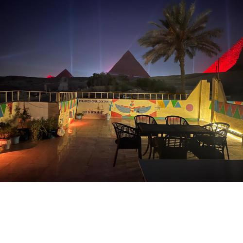 Pyramids Overlook Inn
