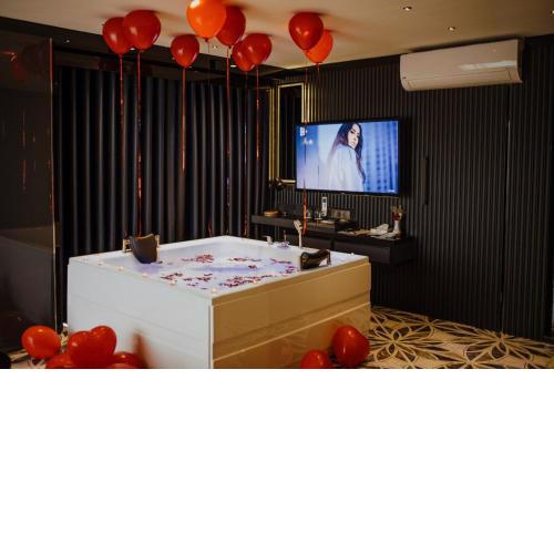 QUALA HOTELS & LOUNGE