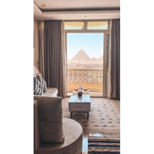 Queen Pyramids View Apartment