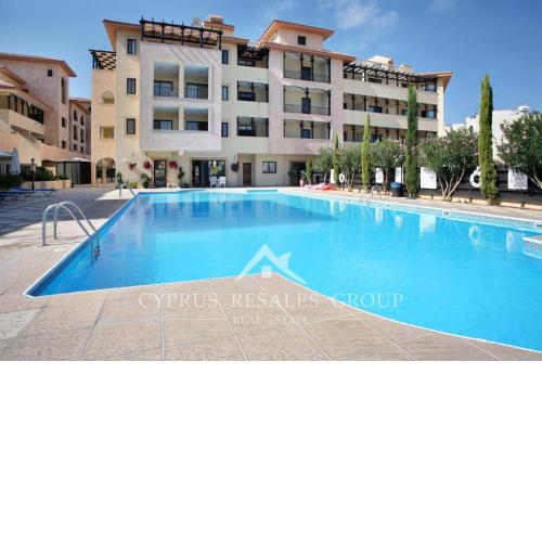 Queens Gardens suite by the sea, pool and mall