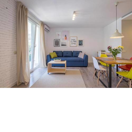 Quiet & airy modern apt. Top Centre Free Parking