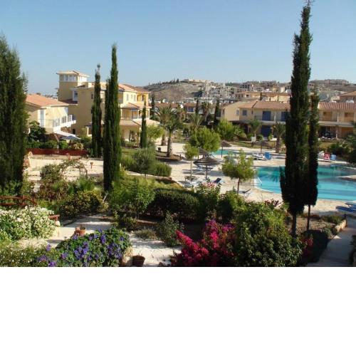 Regina Gardens - spacious, 3 bed, ground floor unit with large patio