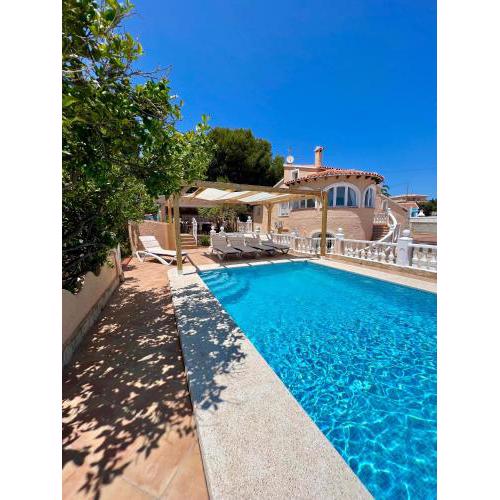 Relax y diversión en VILLA BON DIA con Piscina Zona de Bbq y Cocina Exterior Tus mejores recuerdos de las vacaciones