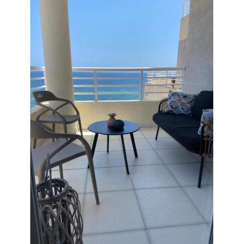 Relaxing modern beachfront apartment - amazing sea view