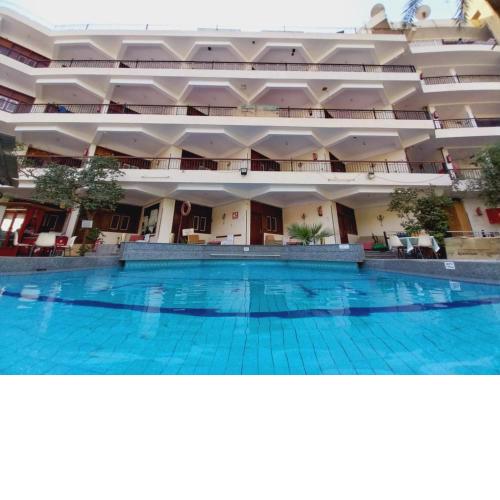 Rezeiky Hotel & Camp