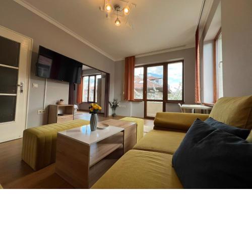 Rio Sunny 2BDR Apt near NDK - Metro - non-stop paid public Parking