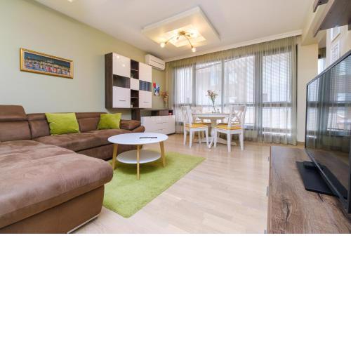 Riverside 2-Bedroom Apartment