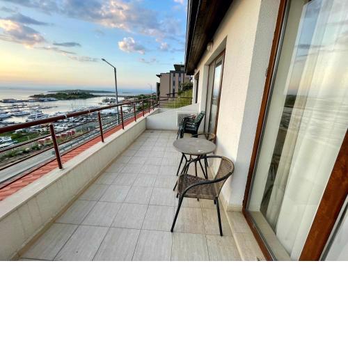 Romantic Getaway 1-BD Apartment with Sea View