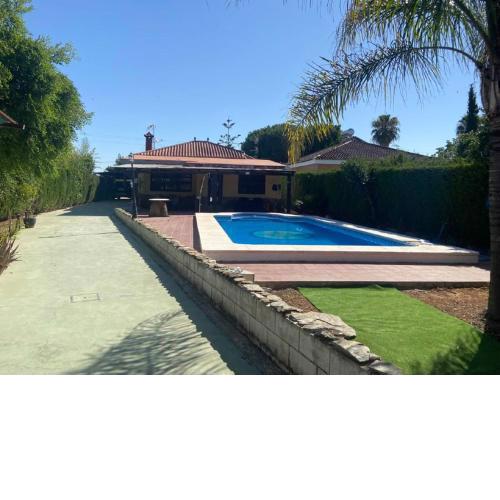 Room in Chalet - Private Room, Shared Chalet With Pool In Sevilla
