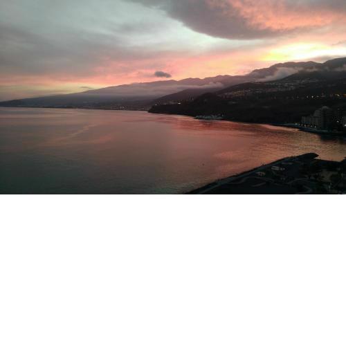 Room with private bathroom and sea view, 50 m del mar