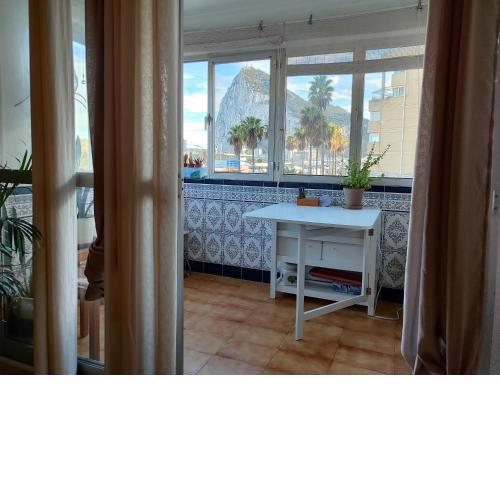 Room with private bathroom in shared apartment 50m from Gibraltar